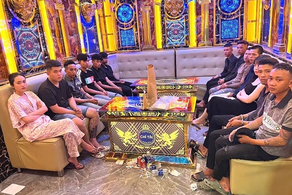 Bất ngờ kiểm tra, phát hiện 12 người dương tính ma túy tại 2 phòng VIP quán karaoke- Ảnh 1.